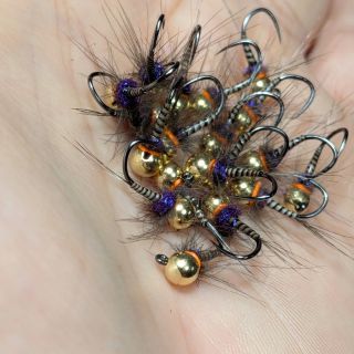 Back at natural peacock quill jigs, such a unique body material! Tied on Kype K300BL 👍 Find all the materials and the fly...